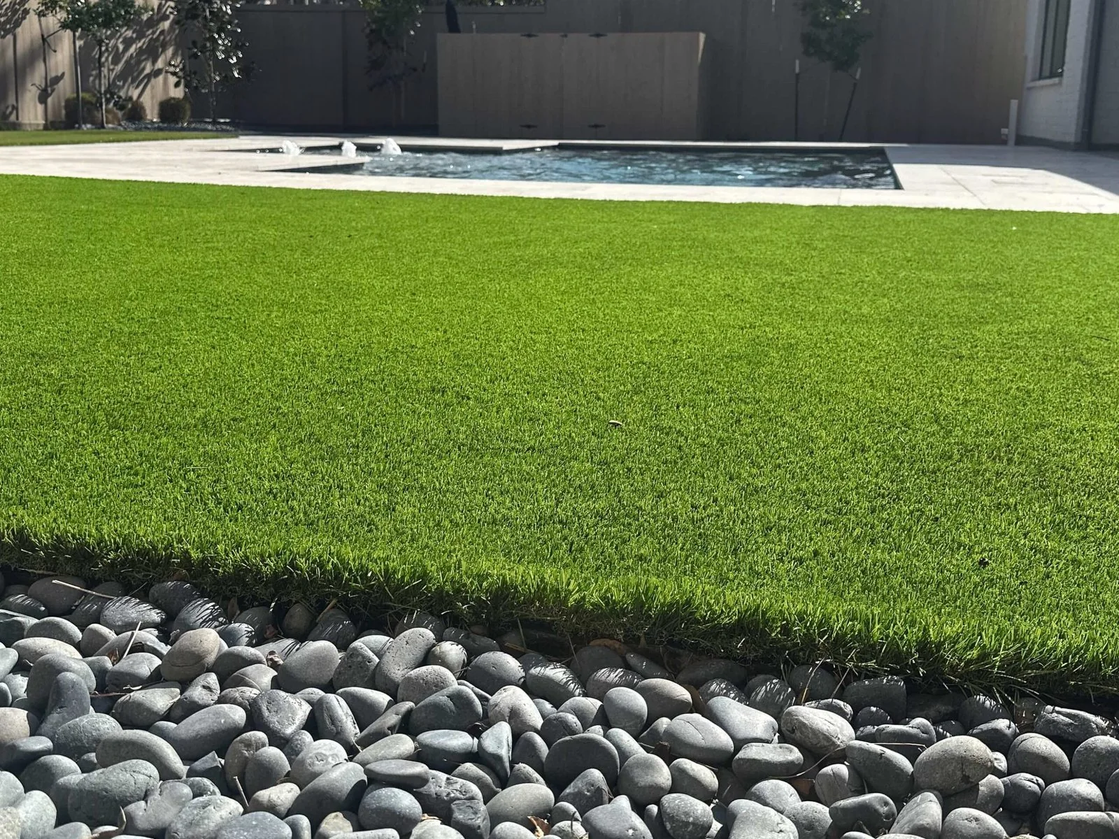 Artificial turf with river rock border